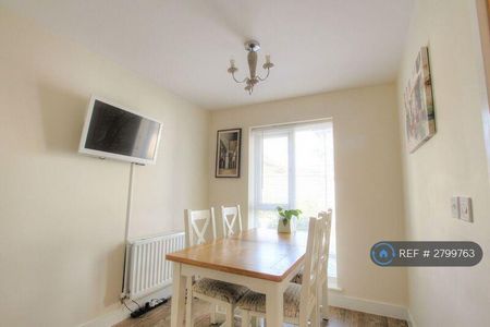 3 bedroom detached house to rent - Photo 2