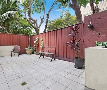 Private three bedroom townhome - Photo 3