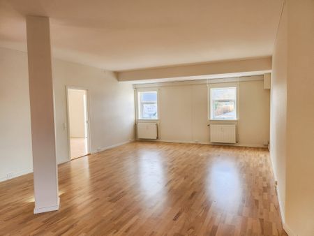 Renoveret og rummelig 4-værelses lejlighed - Photo 3