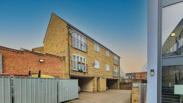 Hampton House, 34 Ware Road, Hertford - Photo 1