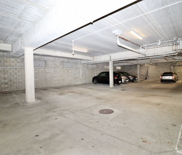 3-Bedroom Apartment in Flat Bush with Parking - Photo 3