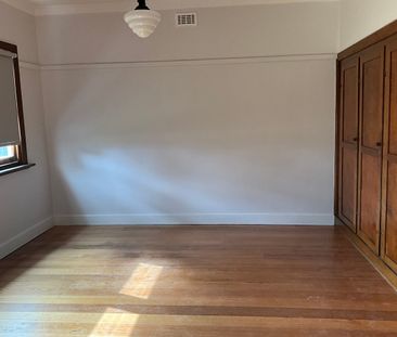 Cute and close in - Photo 2