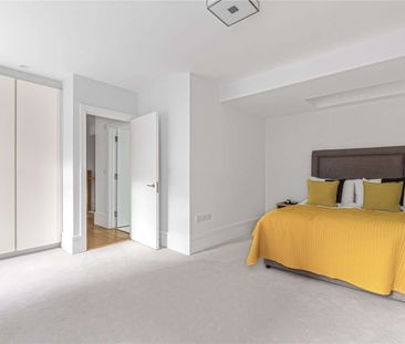 An exceptional three-bedroom house arranged over four storeys, in t... - Photo 4