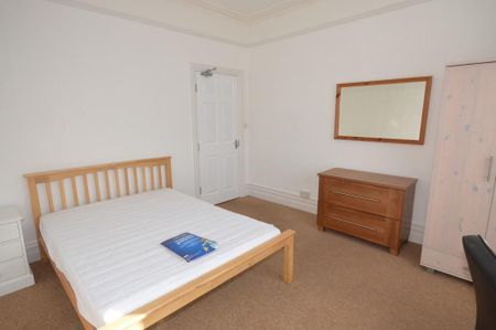 6 bedroom detached house to rent - Photo 4