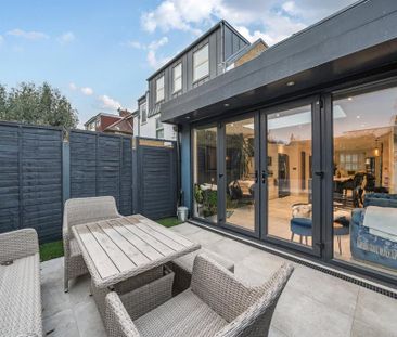 3 bedroom end of terrace house to rent - Photo 4