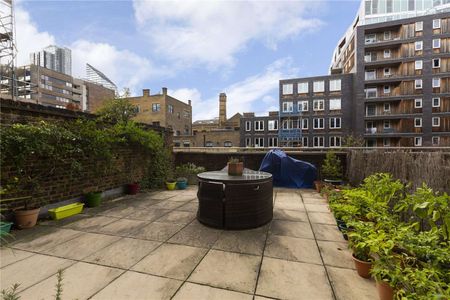 A loft apartment with private terrace forming part of a former print works on the banks of the Wenlock Basin, Regent's Canal. - Photo 4