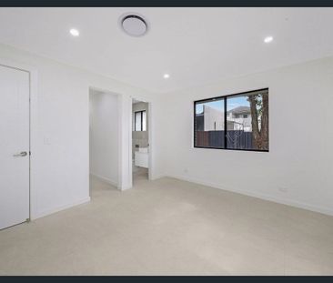 Ultra Modern Spacious Family Home - Photo 2