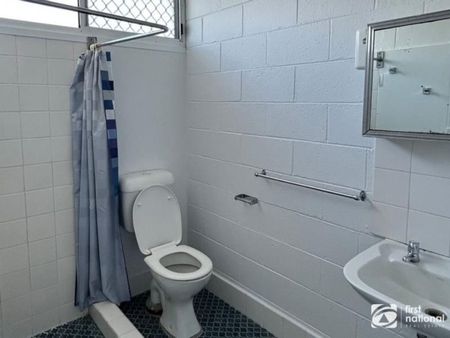 Walking distance to the shops and the beach! - Photo 5