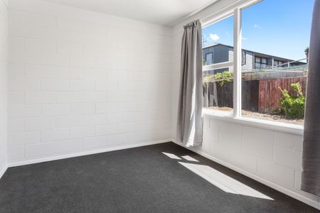 Refurbished, Sunny 2 Bedroom Unit in St Albans - Photo 3