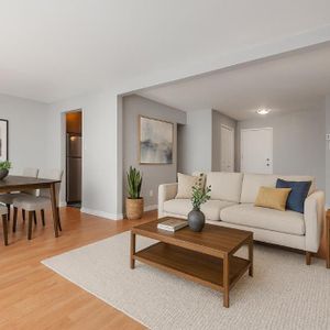 Grand 5 ½ rénové, lumineux, rangement, stationnement inclus - Photo 2