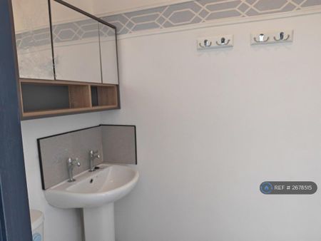 1 bedroom in a house share to rent - Photo 4