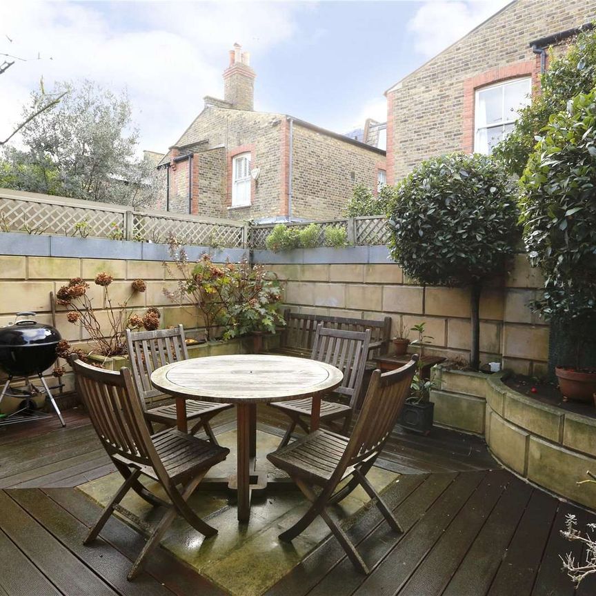 A superb long back Lion house with a fully excavated basement and a West facing garden. - Photo 1