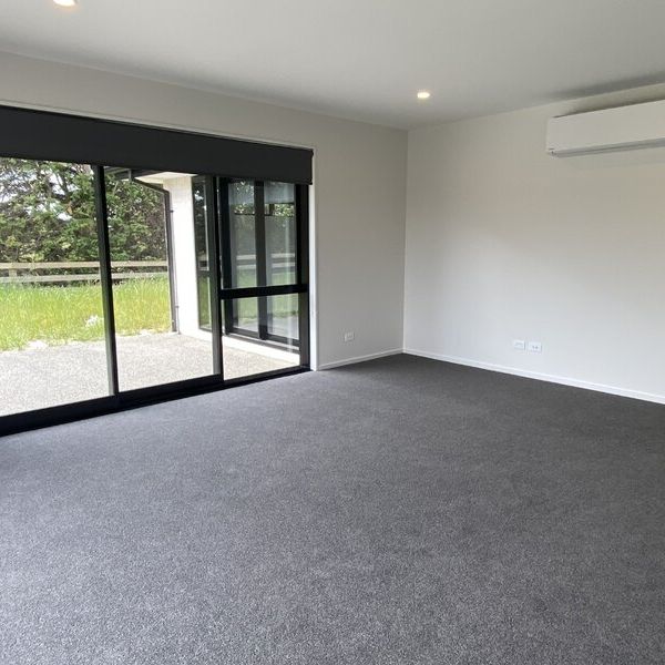Modern Three Bedroom Home! - Photo 1