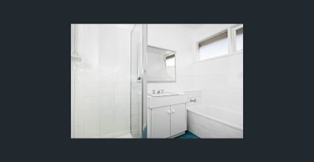 Refurbished Unit with Spacious Courtyard - Photo 4