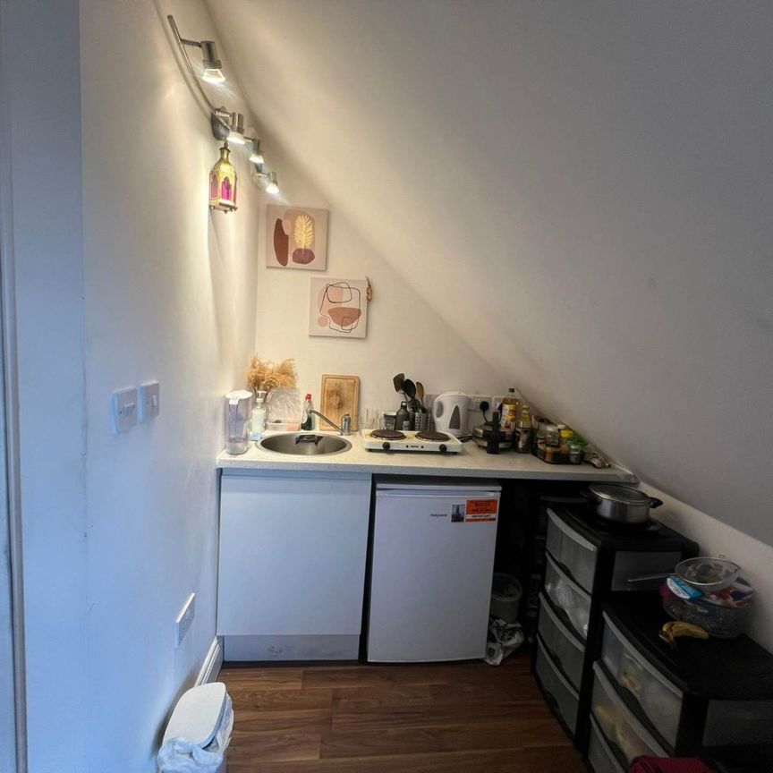Price £1,100 pcm - Available 02/07/2025 - Furnished - Photo 1