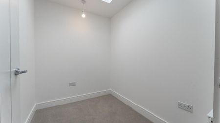 4 bedroom semi-detached house to rent - Photo 3
