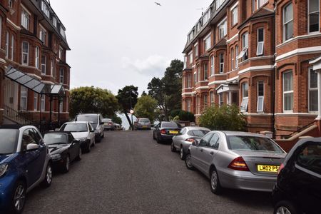 Studio flat to rent in Durley Chine Road, Bournemouth, BH2 - Photo 3