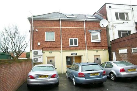 Bedroom Top Floor Flat In Winton, BH9 - Photo 5