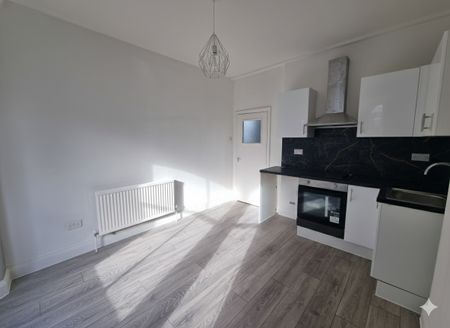 2 Bed Flat, Bewick Street, SW8 - Photo 5