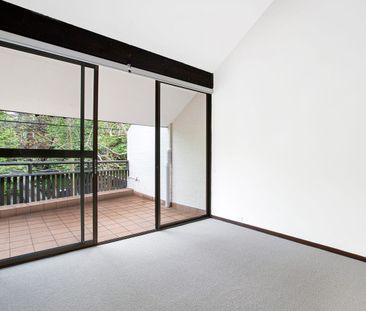 Refined Three-Level Residence in a Prestigious Wollstonecraft Setting - Photo 6