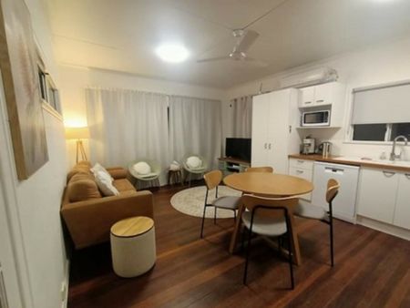 WALK TO THE BEACH, RESTAURANTS & CAFES - Photo 3