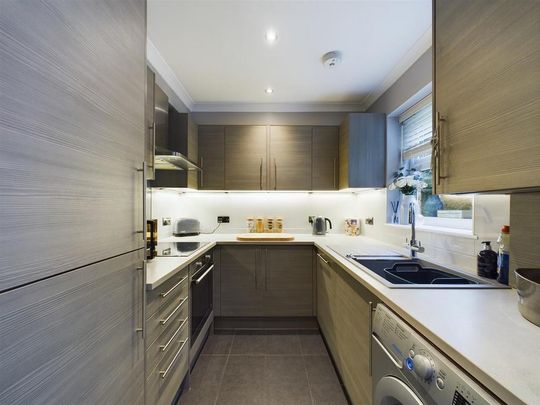2 bedroom ground floor flat to rent - Photo 1