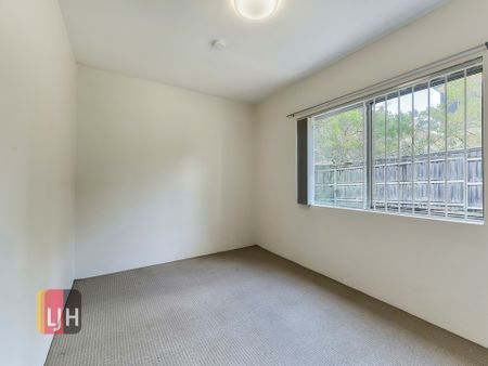 CENTRALLY LOCATED, 3 BEDROOM UNIT WITH A/C! - Photo 3