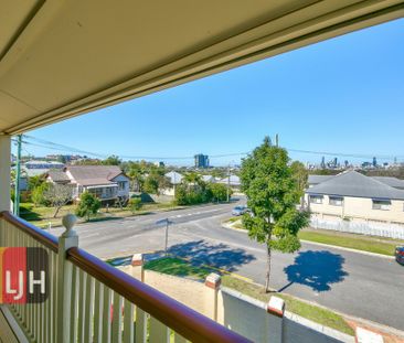 AIR CONDITIONED TOWNHOUSE WITH VIEWS + WALK TO TRAIN, SHOPS AND MORE! - Photo 1