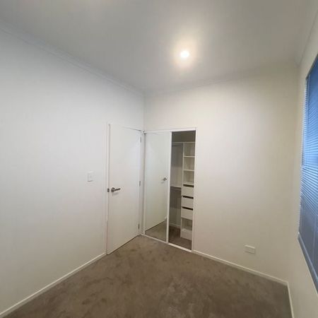 Stylish 4BR Home in Flat Bush - Photo 3
