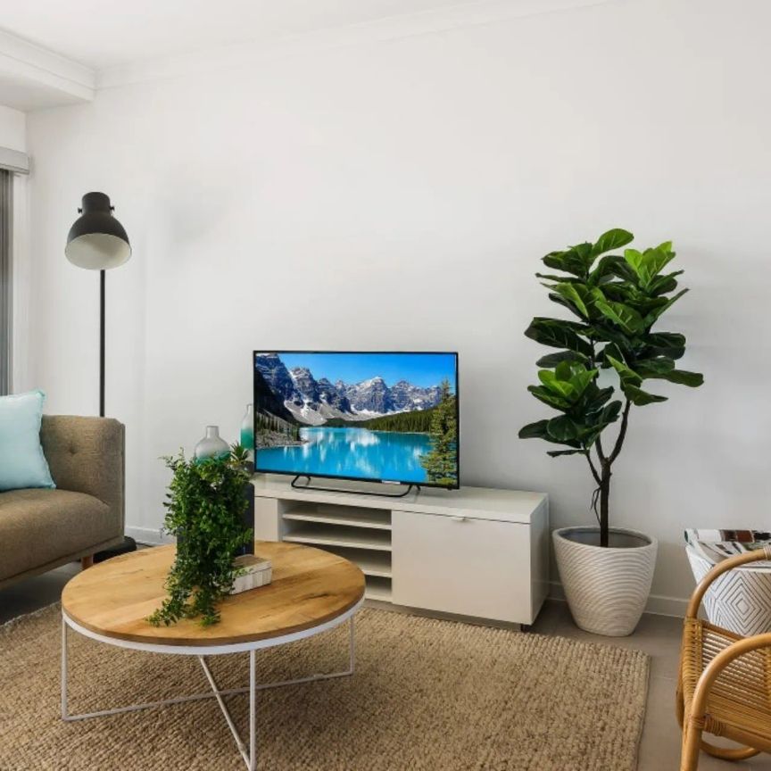 Modern Coastal Living – Spacious Apartment in Prime Location - Photo 1