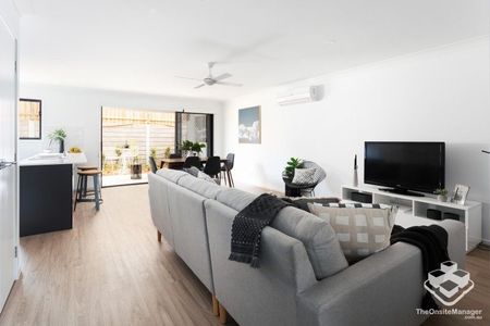 Beautiful 4 Bedroom Townhouse - Photo 3