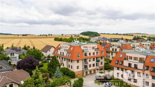 Pronájem útulného bytu 2+kk s balkonem a parkovacím stáním – Velké Přílepy - Photo 1