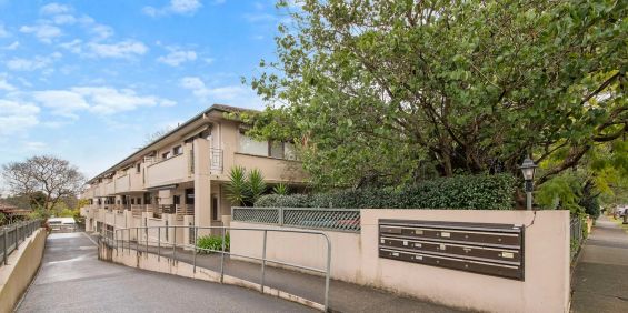 Beautifully Renovated Apartment in Highly Convenient Position - Photo 3