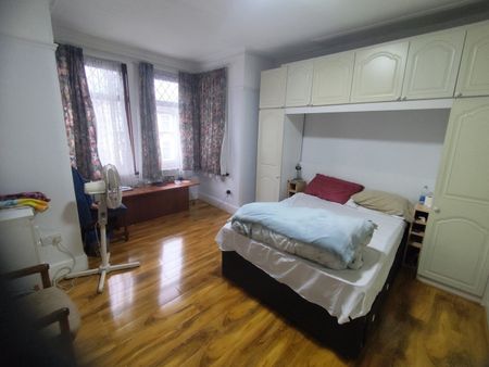 Room in a Shared House, Beaufort Gardens, IG1 - Photo 5