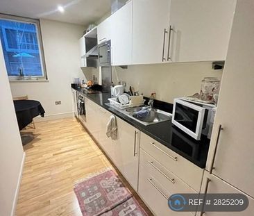 1 bedroom in a flat share to rent - Photo 3