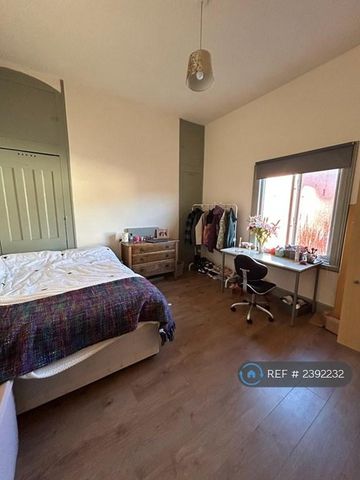 3 bedroom flat to rent - Photo 3