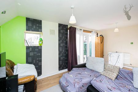 3 Bedroom House - Terraced - Photo 2