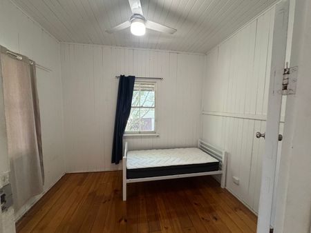 Queenslander in Convenient Location - Photo 2