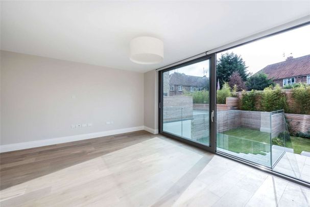 A superbly located four bedroom house with parking. - Photo 1