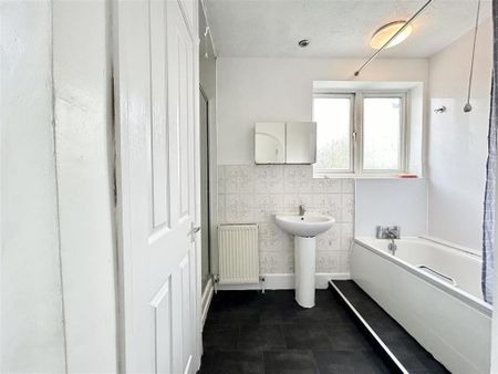 1 bedroom in a house share to rent - Photo 2