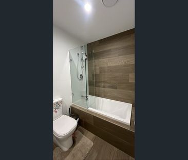 Modern Two-Bedroom Apartment with Spacious Balcony in Edmonson Park - Photo 4