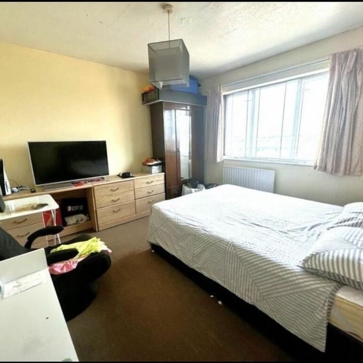 Room in a Shared Flat, Wendover Court, W3 - Photo 1