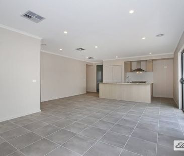 Easy family living! - Photo 1