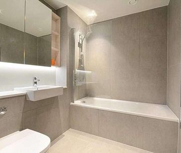 St Gabriel Walk, Elephant And Castle, SE1 - Photo 2