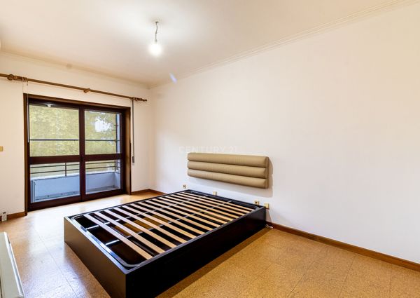 Apartamento T3 com Amplas Áreas