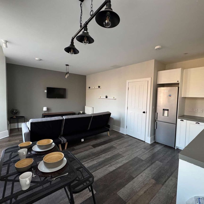 Luxury Room in 2 Bedroom Apartment In the Heart of Heaton Room 1 - Photo 1