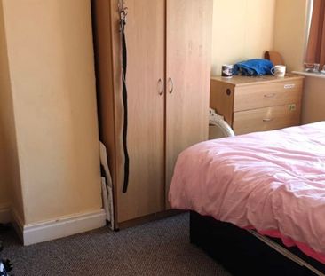 2 Bed - 25 Park View Avenue, Burley, Leeds - LS4 2LH - Student - Photo 1