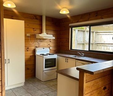 Charming 2BR Howick Haven w/ Garden - Photo 2