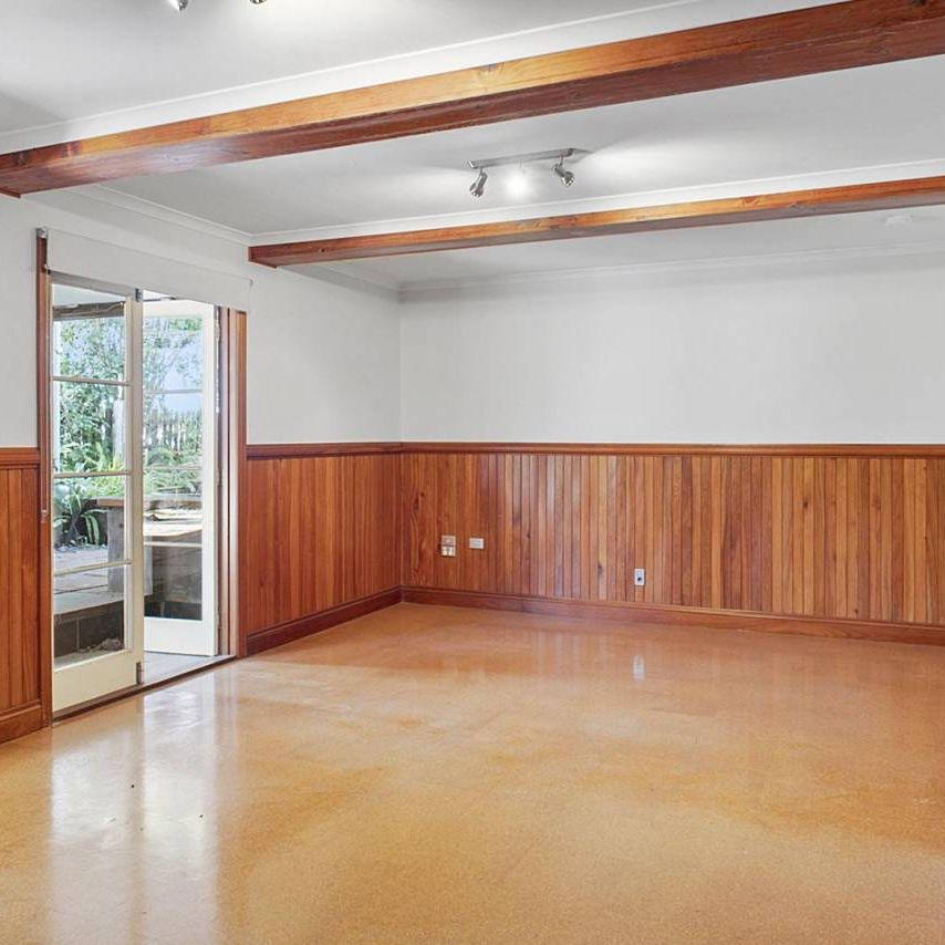 Charming Family Home in Quiet Street - Photo 1