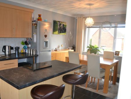 Detached house to rent on - Photo 3